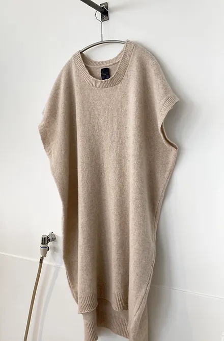 Meg Fox Long Vest (Beige)