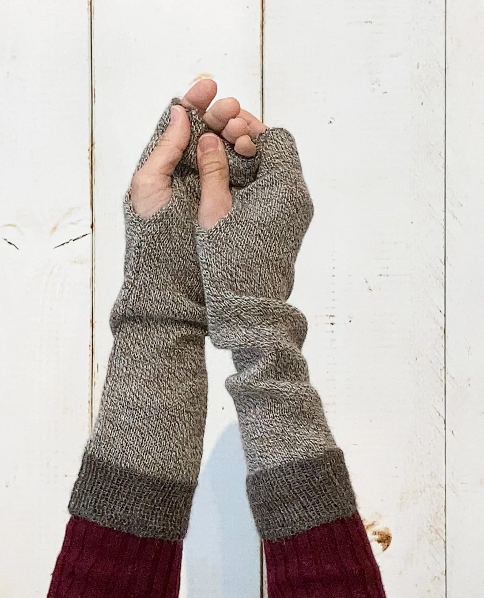 機械編みの温もりが感じられるニットアイテムをお届け